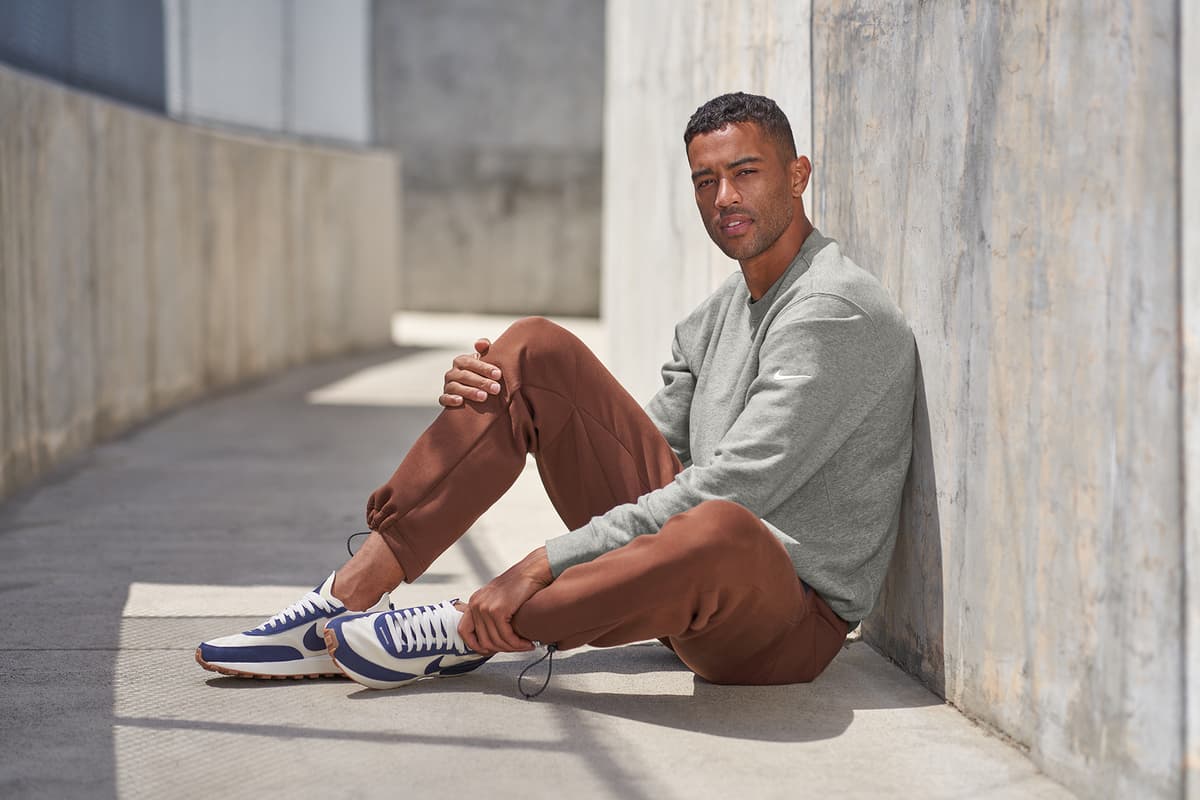 Nike NKFD9863 Club Fleece Sleeve Swoosh Crew in White — view 6