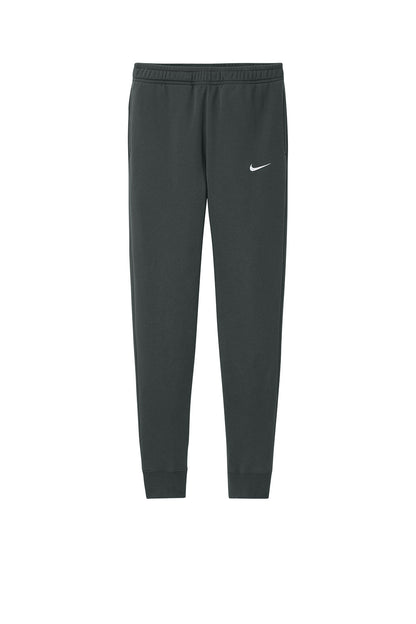 Print-View Nike Club Fleece jogger in anthracite, flat front with elastic waistband and cuffed ankles, casual athletic style.